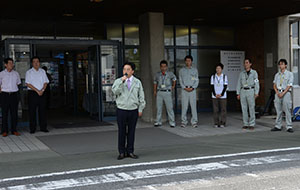 あいさつする市長