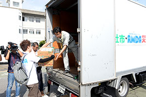 救援物資を積み込む