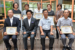 認定書を手にする事業団体の代表者ら