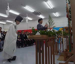 玉串を奉納する市長