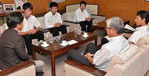 全国大会の報告をする総社高校ハンドボール部の部員