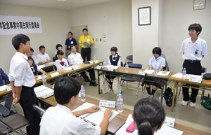 真剣に議論する生徒