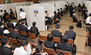 学生らであふれる会場