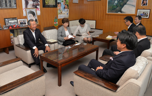 市長室での会談