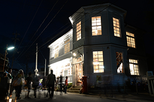 ライトアップされた「まちかど郷土館」