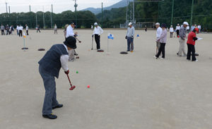 真剣にプレーする参加者