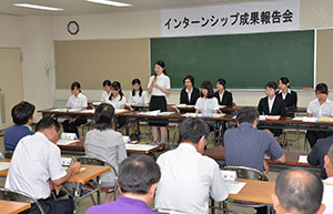 プレゼンテーションする学生