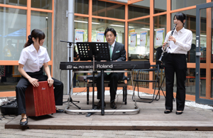 インターンシップ生と市長のコラボ演奏