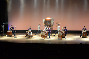 迫力ある和太鼓の演奏