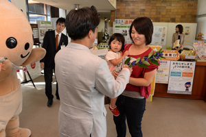 市長からリンドウのプレゼント