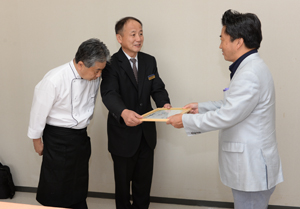 認定書を手渡す