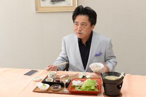 試食する市長