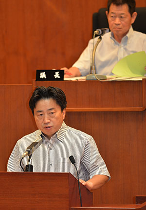 行政報告を行う市長