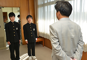 市長にあいさつする総社中の生徒