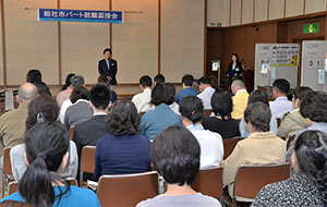 あいさつする市長