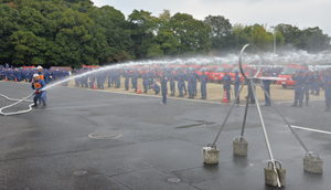 火点に向け放水する消防団員
