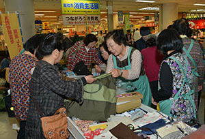 買い物客でにぎわう