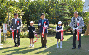 テープカットでオープンを祝う