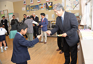 英語の授業に参加する仙波学長