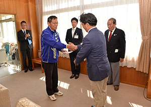 丸山さんを激励