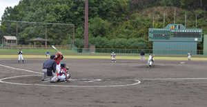 白熱した軟式野球の試合