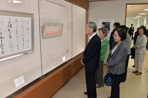 作品を鑑賞する高木聖鶴氏