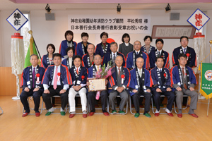 平松秀昭さんを囲んで