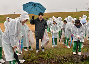 児童らとごみを拾う野口さん
