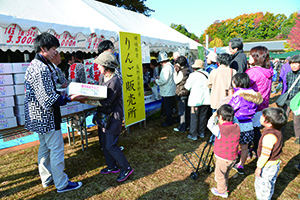 茅野市産リンゴを求める長い列