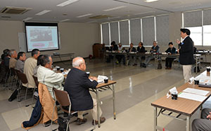 主要施策を説明する市長