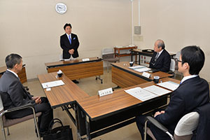 あいさつする市長