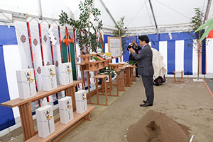 玉串を奉納する市長