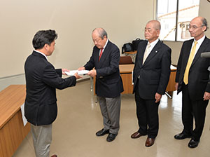 市長に答申書が手渡される