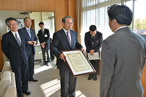 受賞を市長へ報告