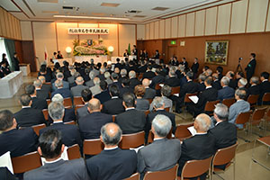 式辞を述べる市長