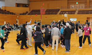 玉入れで盛り上がる