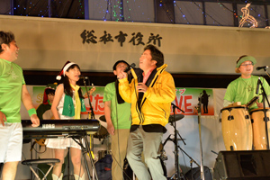 熱唱する市長