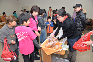 商品を買い求める