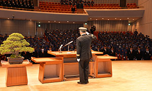 厳粛に行われた式