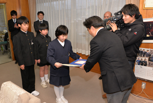 賞状が手渡される