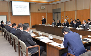 取り組みを説明する辻学長