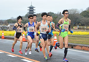 国分寺前を駆け抜ける