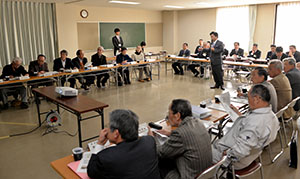 市政概要を説明する市長