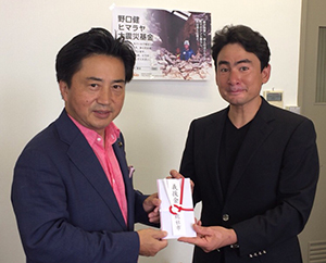 義援金を手渡す