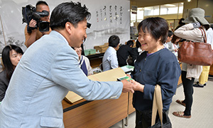 プレミアム商品券を手渡す