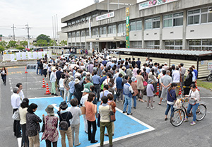 多くの人が市役所前に並んだ