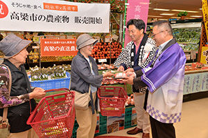 買い物客でにぎわう