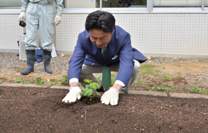 ゴーヤを植える市長