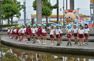 総社南幼稚園児による歌の披露