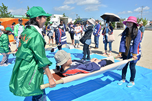 簡易担架作りを体験